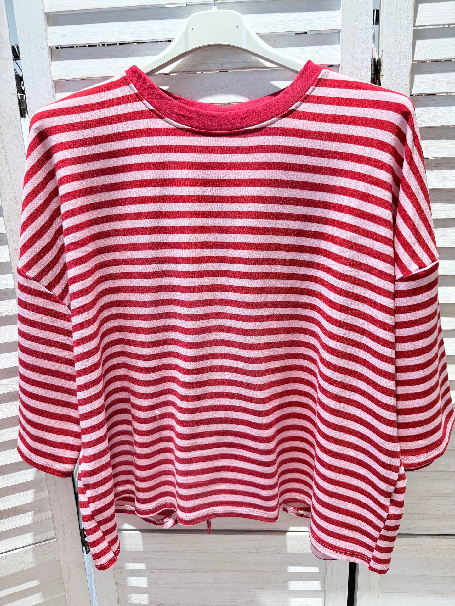 Gestreiftes T‑Shirt zum Knoten am Rücken: Rosa / SIE