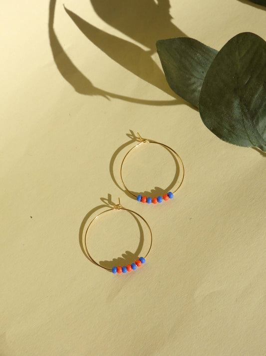 Hoops aus vergoldetem Edelstahl mit Toho Seed Perlen in blau rot: Gold