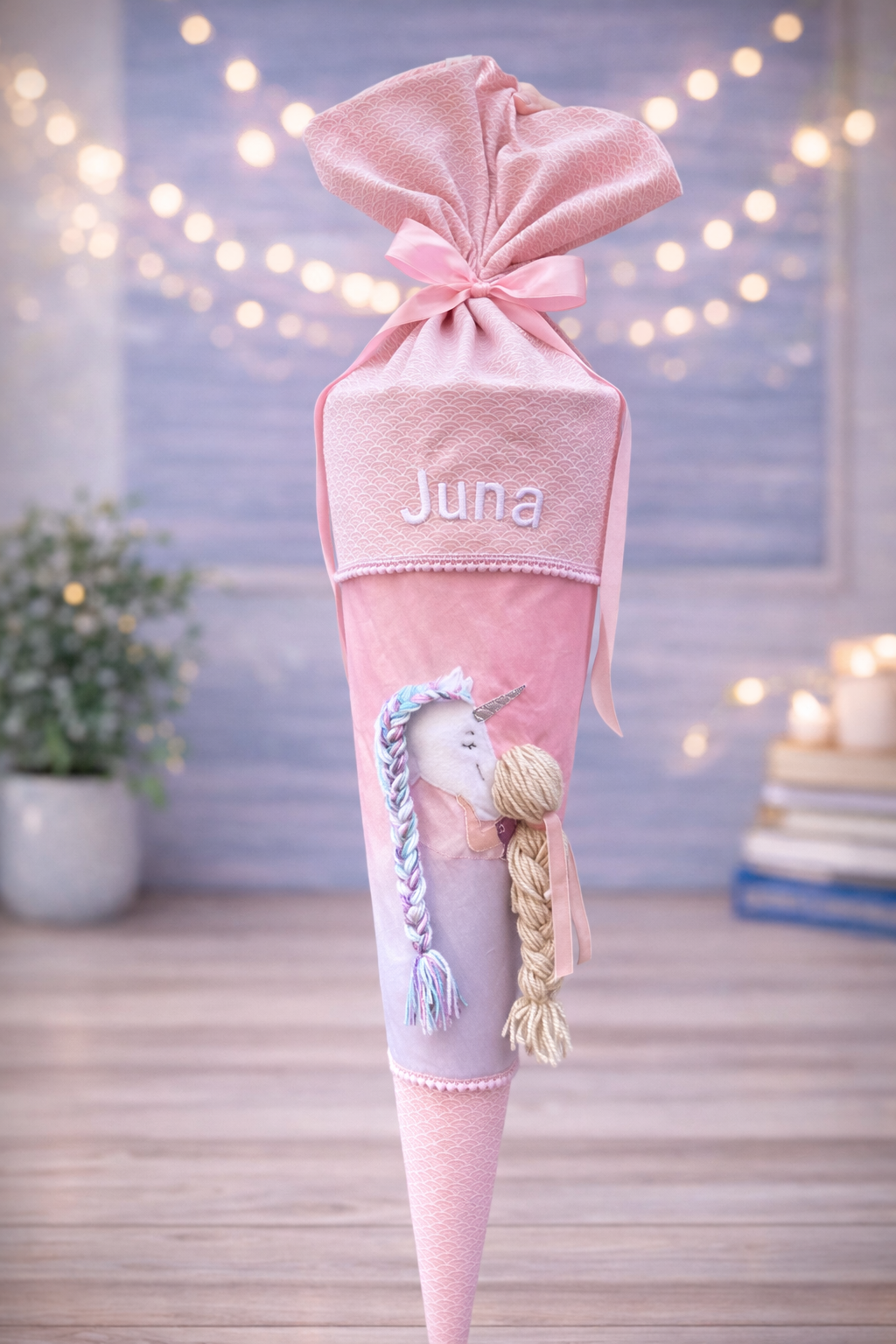 SCHULTÜTE "EINHORN MIT MÄDCHEN" MIT PAPPKEGEL